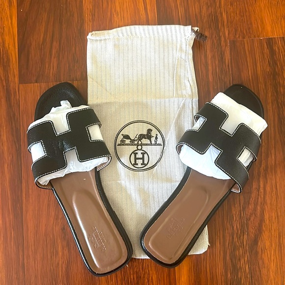 Hermes Shoes - New!! Black H slippers